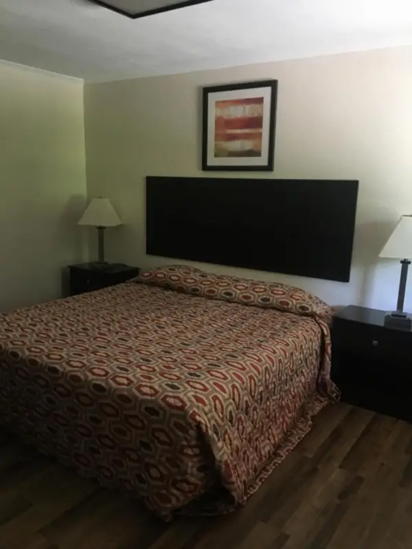 Woodlawn Hills Motel 5